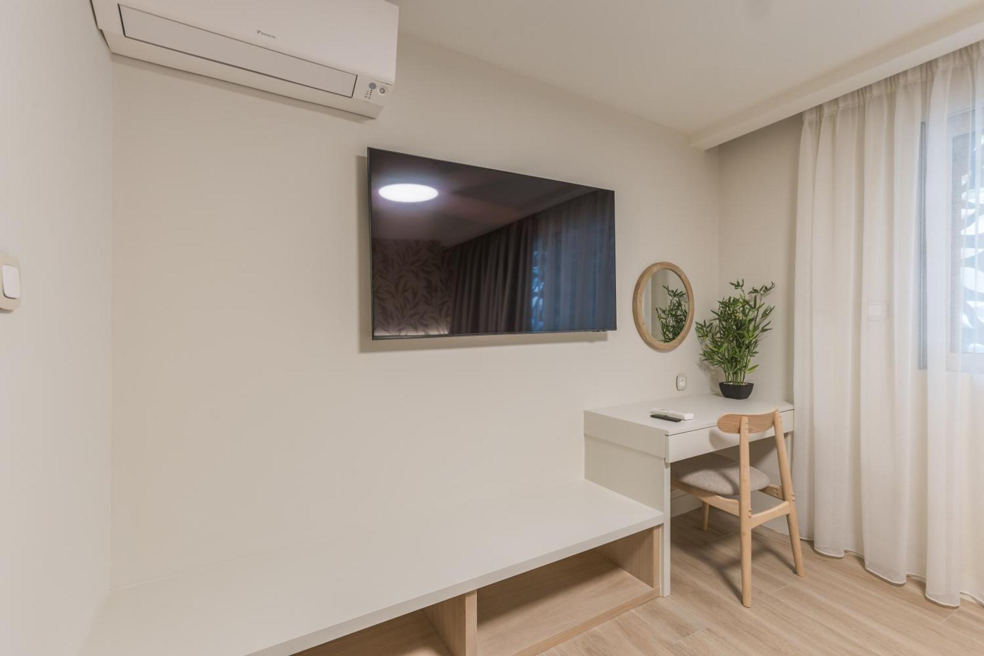 The Mediterranean Suites Piraeus Bagian luar foto